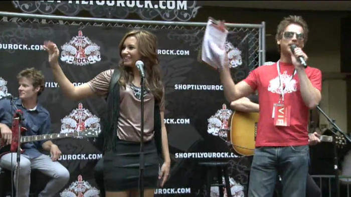 Demi Lovato  Live at Glendale Galleria  in LA for Cambio in HD 00232