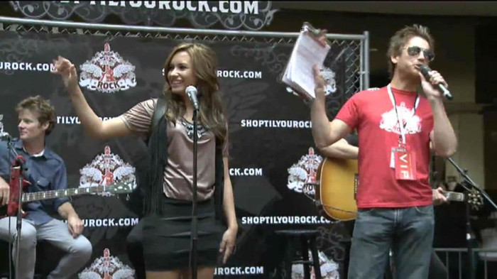 Demi Lovato  Live at Glendale Galleria  in LA for Cambio in HD 00239