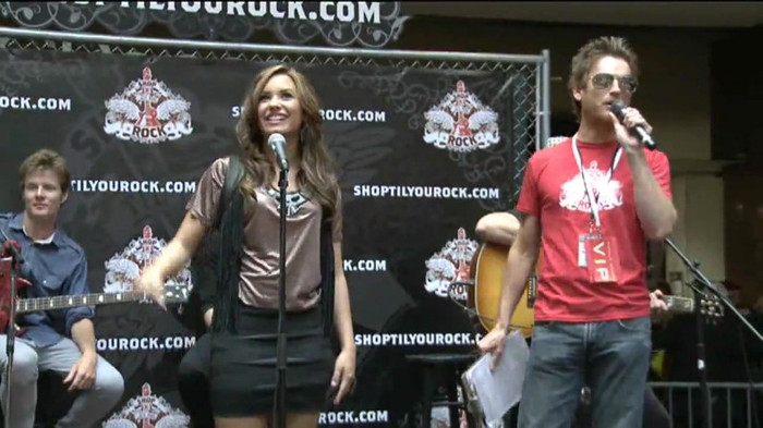 Demi Lovato  Live at Glendale Galleria  in LA for Cambio in HD 00274 - Demilush - Live at Glendale Galleria in LA for Cambio