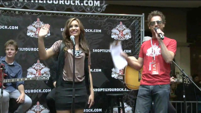 Demi Lovato  Live at Glendale Galleria  in LA for Cambio in HD 00285