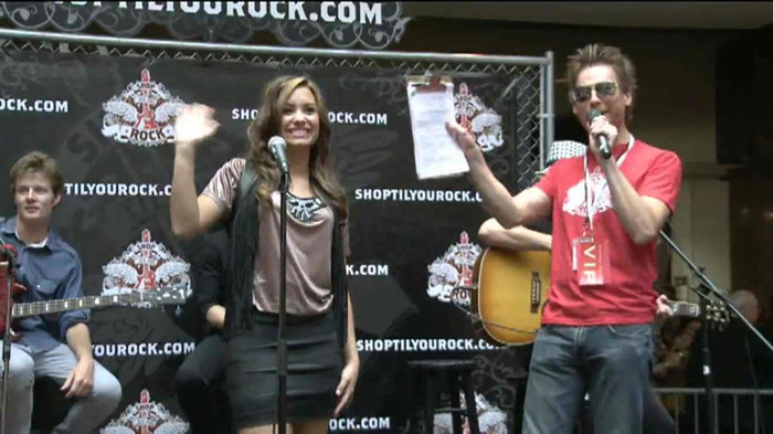 Demi Lovato  Live at Glendale Galleria  in LA for Cambio in HD 00310