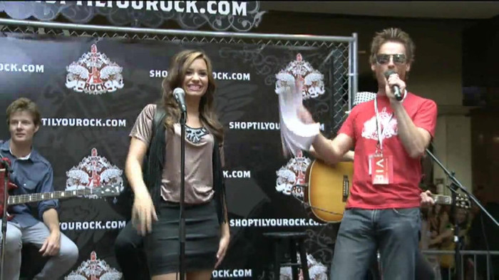 Demi Lovato  Live at Glendale Galleria  in LA for Cambio in HD 00323