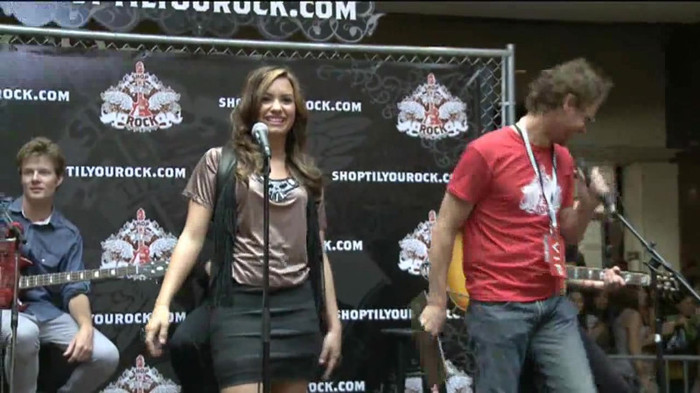 Demi Lovato  Live at Glendale Galleria  in LA for Cambio in HD 00339