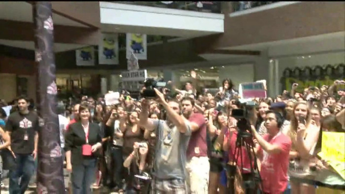 Demi Lovato  Live at Glendale Galleria  in LA for Cambio in HD 00459