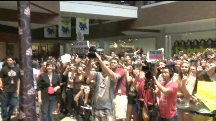 Demi Lovato  Live at Glendale Galleria  in LA for Cambio in HD 00464