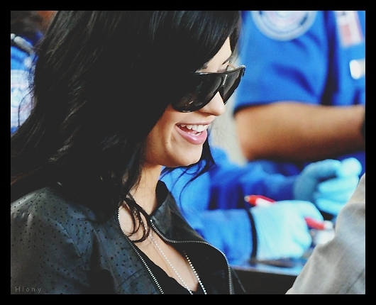 . . . [radea de ei] Haii` mah` fratimiu` cum vrei sa te saruti cu una de-a11 a? - 7_I am not who do you think i am