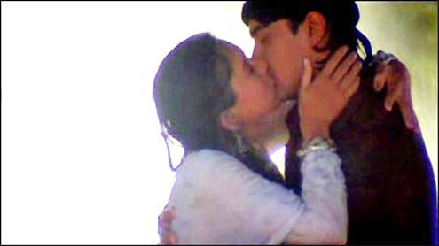  - Kareshma kapoor kiss scene