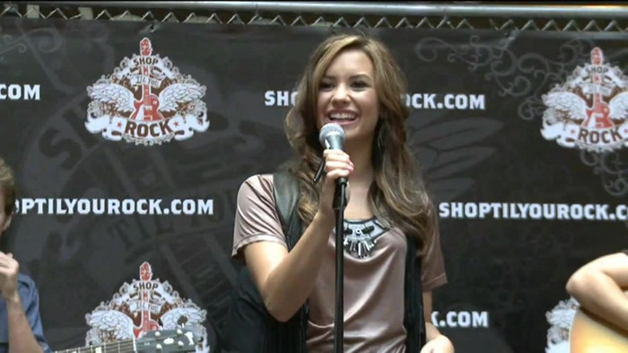 Demi Lovato  Live at Glendale Galleria  in LA for Cambio in HD 00567 - Demilush - Live at Glendale Galleria in LA for Cambio Part oo1