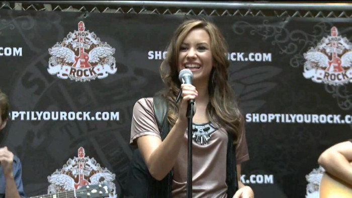 Demi Lovato  Live at Glendale Galleria  in LA for Cambio in HD 00570