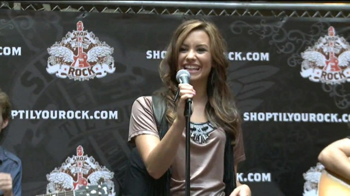 Demi Lovato  Live at Glendale Galleria  in LA for Cambio in HD 00576 - Demilush - Live at Glendale Galleria in LA for Cambio Part oo1
