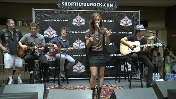 Demi Lovato  Live at Glendale Galleria  in LA for Cambio in HD 01528