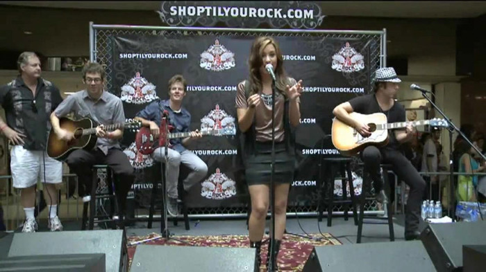 Demi Lovato  Live at Glendale Galleria  in LA for Cambio in HD 01531