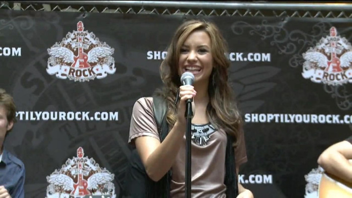 Demi Lovato  Live at Glendale Galleria  in LA for Cambio in HD 00582