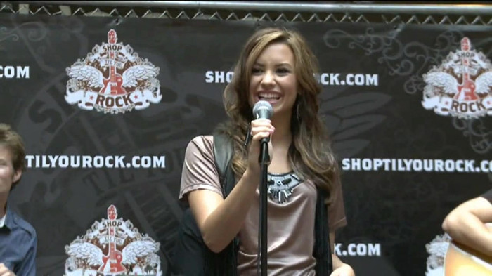 Demi Lovato  Live at Glendale Galleria  in LA for Cambio in HD 00585