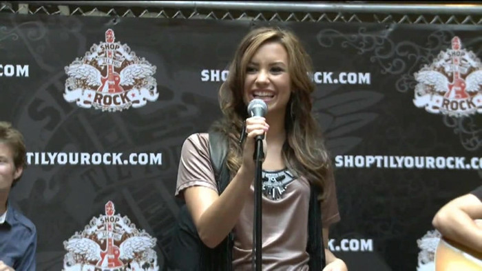 Demi Lovato  Live at Glendale Galleria  in LA for Cambio in HD 00586 - Demilush - Live at Glendale Galleria in LA for Cambio Part oo1