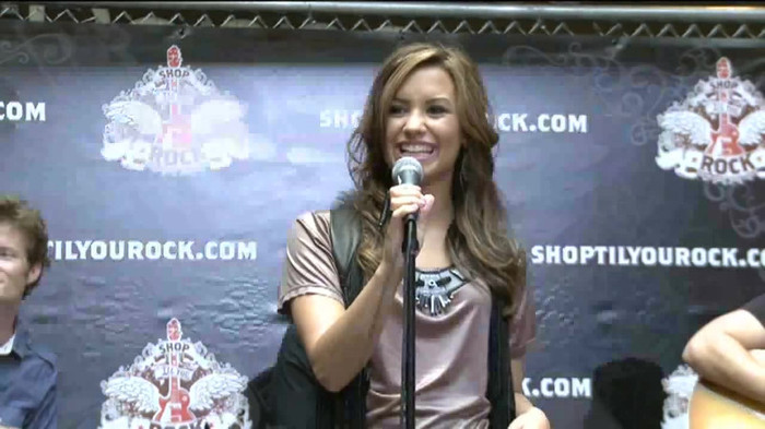 Demi Lovato  Live at Glendale Galleria  in LA for Cambio in HD 00590 - Demilush - Live at Glendale Galleria in LA for Cambio Part oo1