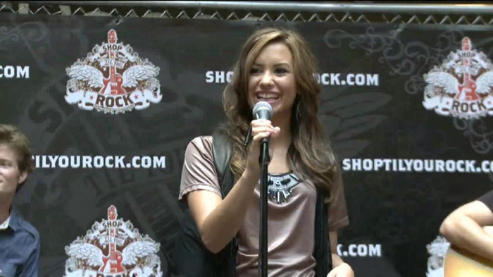 Demi Lovato  Live at Glendale Galleria  in LA for Cambio in HD 00591 - Demilush - Live at Glendale Galleria in LA for Cambio Part oo1