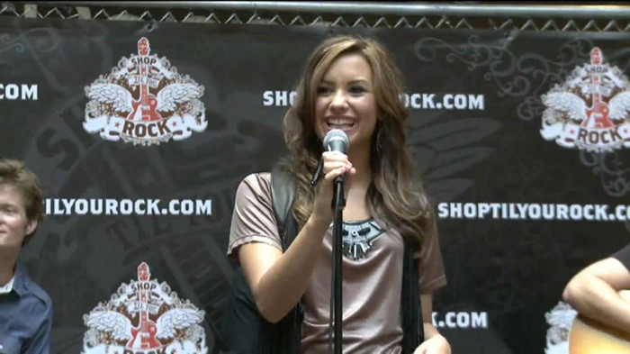 Demi Lovato  Live at Glendale Galleria  in LA for Cambio in HD 00595