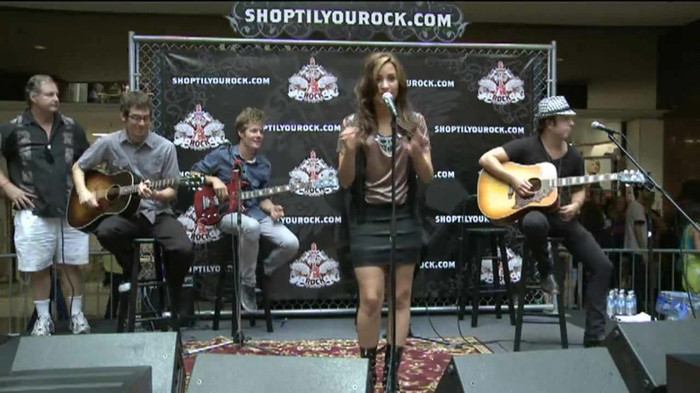 Demi Lovato  Live at Glendale Galleria  in LA for Cambio in HD 01554