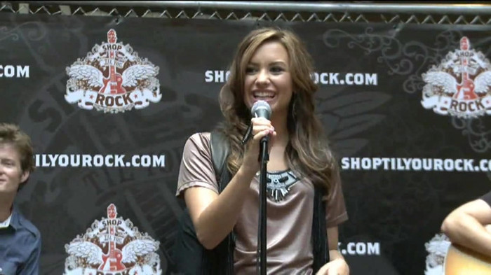 Demi Lovato  Live at Glendale Galleria  in LA for Cambio in HD 00597 - Demilush - Live at Glendale Galleria in LA for Cambio Part oo1