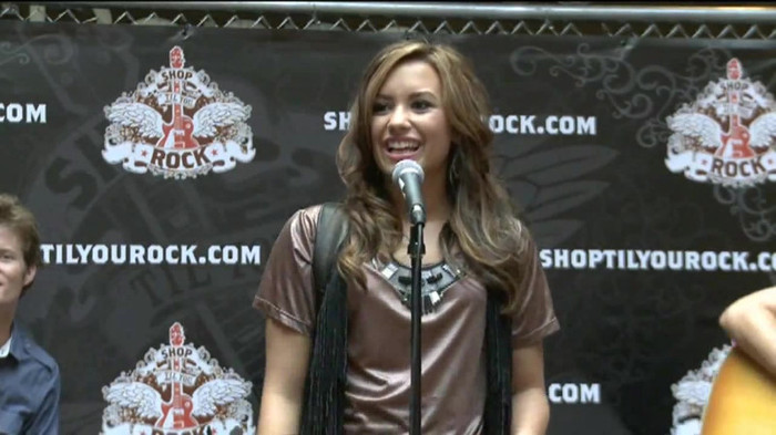 Demi Lovato  Live at Glendale Galleria  in LA for Cambio in HD 00619 - Demilush - Live at Glendale Galleria in LA for Cambio Part oo1