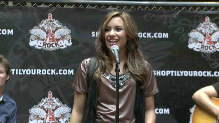 Demi Lovato  Live at Glendale Galleria  in LA for Cambio in HD 00626