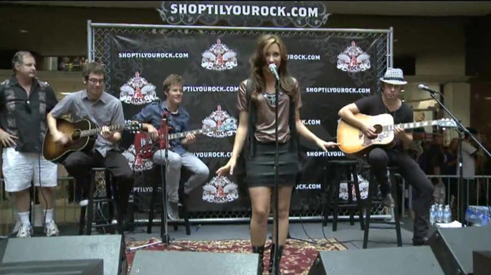 Demi Lovato  Live at Glendale Galleria  in LA for Cambio in HD 01585