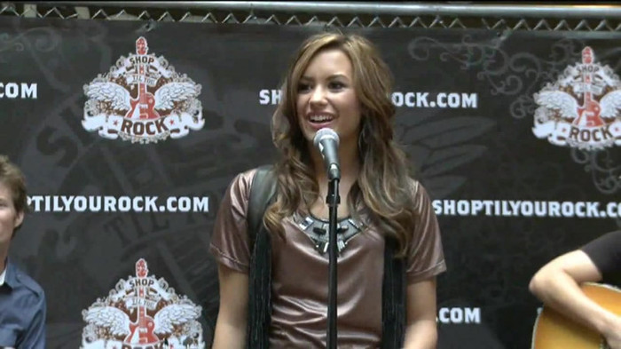 Demi Lovato  Live at Glendale Galleria  in LA for Cambio in HD 00634 - Demilush - Live at Glendale Galleria in LA for Cambio Part oo1