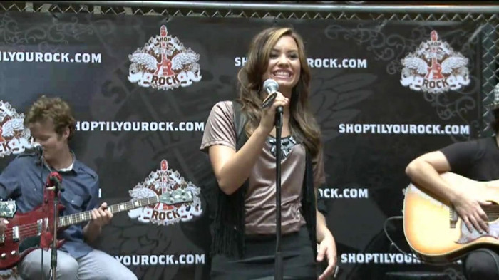 Demi Lovato  Live at Glendale Galleria  in LA for Cambio in HD 01171