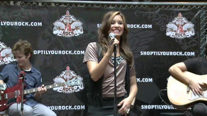 Demi Lovato  Live at Glendale Galleria  in LA for Cambio in HD 01177