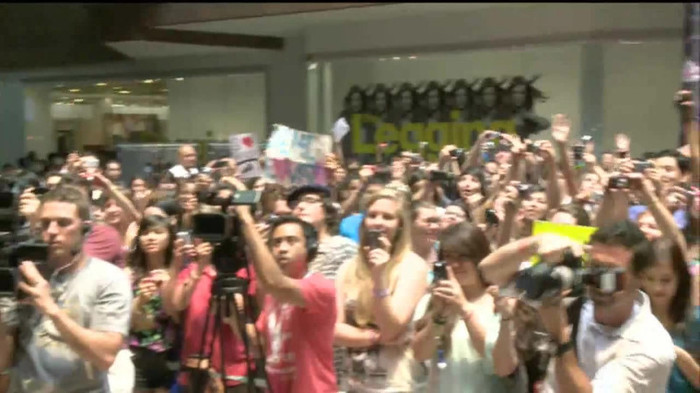 Demi Lovato  Live at Glendale Galleria  in LA for Cambio in HD 01188