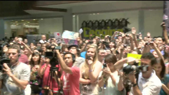 Demi Lovato  Live at Glendale Galleria  in LA for Cambio in HD 01189