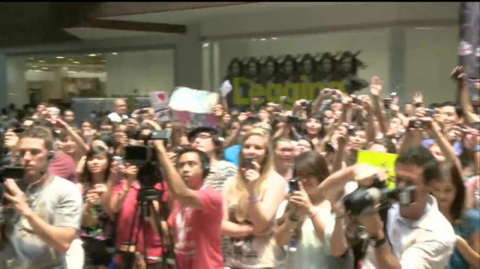 Demi Lovato  Live at Glendale Galleria  in LA for Cambio in HD 01190