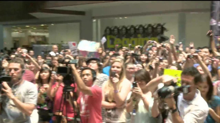 Demi Lovato  Live at Glendale Galleria  in LA for Cambio in HD 01191