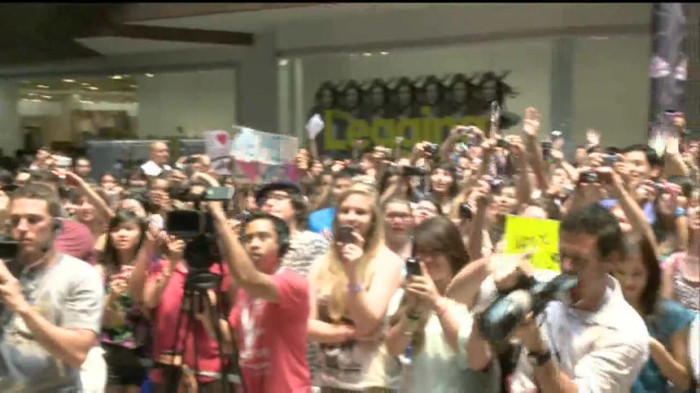 Demi Lovato  Live at Glendale Galleria  in LA for Cambio in HD 01194