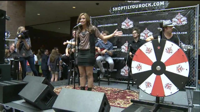 Demi Lovato  Live at Glendale Galleria  in LA for Cambio in HD 00724