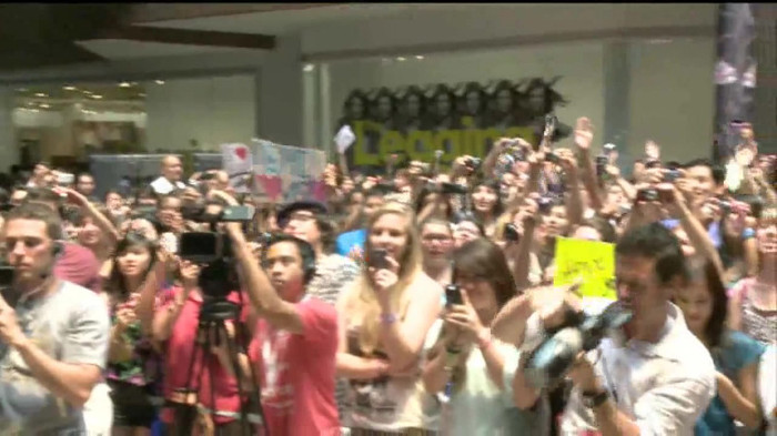 Demi Lovato  Live at Glendale Galleria  in LA for Cambio in HD 01195