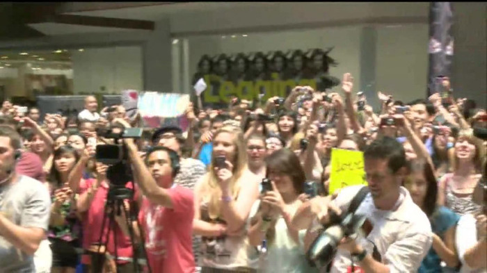 Demi Lovato  Live at Glendale Galleria  in LA for Cambio in HD 01202