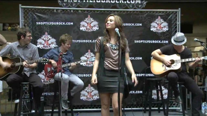 Demi Lovato  Live at Glendale Galleria  in LA for Cambio in HD 01680