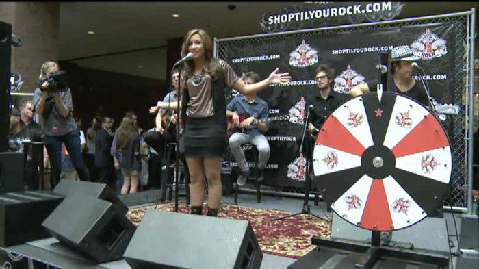 Demi Lovato  Live at Glendale Galleria  in LA for Cambio in HD 00733