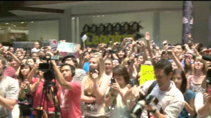 Demi Lovato  Live at Glendale Galleria  in LA for Cambio in HD 01204