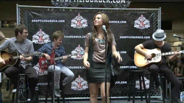 Demi Lovato  Live at Glendale Galleria  in LA for Cambio in HD 01684