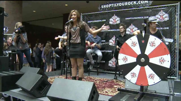 Demi Lovato  Live at Glendale Galleria  in LA for Cambio in HD 00738