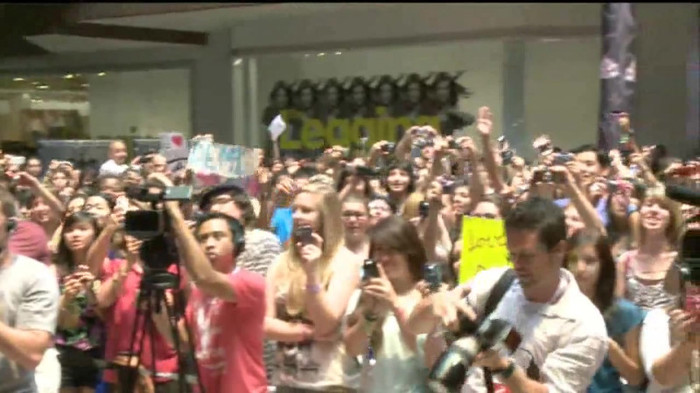 Demi Lovato  Live at Glendale Galleria  in LA for Cambio in HD 01205