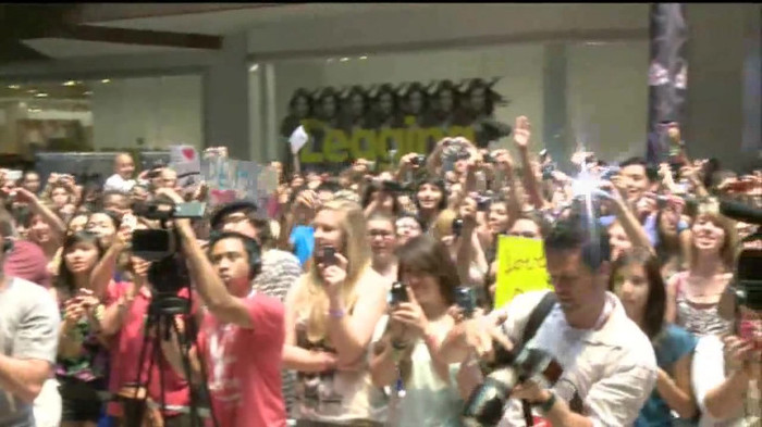 Demi Lovato  Live at Glendale Galleria  in LA for Cambio in HD 01207