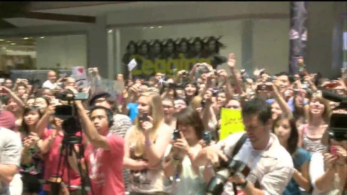 Demi Lovato  Live at Glendale Galleria  in LA for Cambio in HD 01209