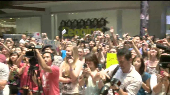 Demi Lovato  Live at Glendale Galleria  in LA for Cambio in HD 01210