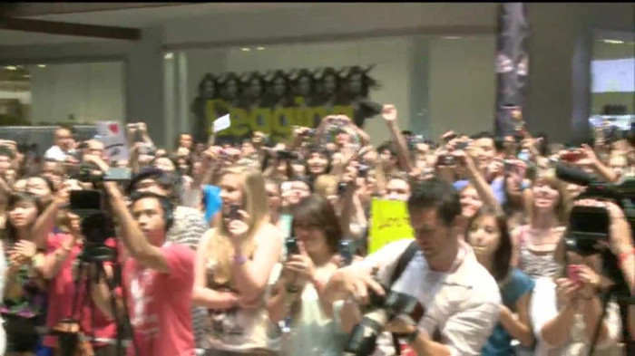 Demi Lovato  Live at Glendale Galleria  in LA for Cambio in HD 01217 - Demilush - Live at Glendale Galleria in LA for Cambio Part oo2