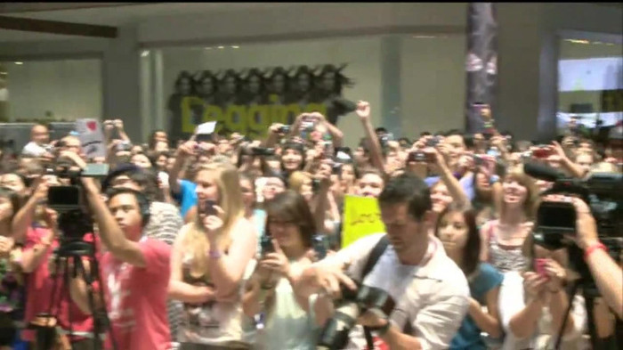 Demi Lovato  Live at Glendale Galleria  in LA for Cambio in HD 01222 - Demilush - Live at Glendale Galleria in LA for Cambio Part oo2