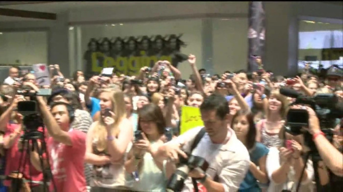 Demi Lovato  Live at Glendale Galleria  in LA for Cambio in HD 01226 - Demilush - Live at Glendale Galleria in LA for Cambio Part oo2